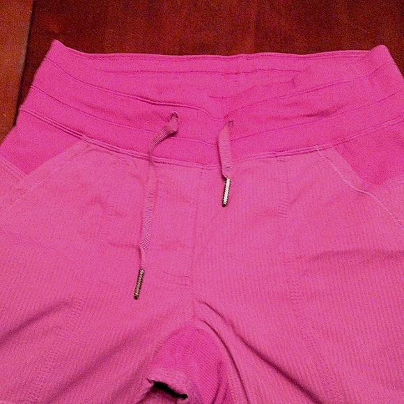 LIKE NEW bright pink lululemon crops - Picture 5 of 10
